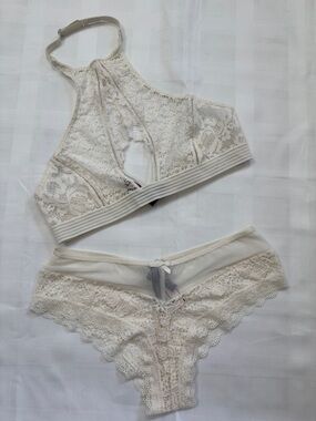 ☀️Bundle 2 for $35☀️ Victoria's Secret Cream Lace Bralette & Lace Bikini Set